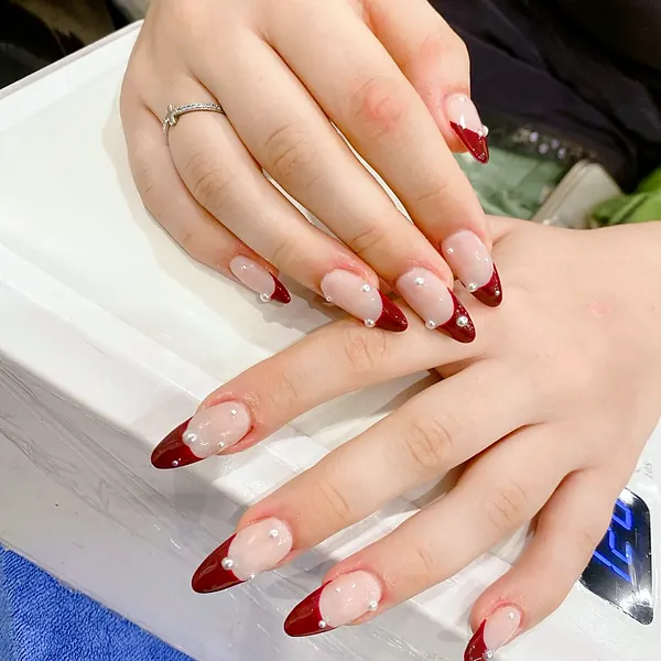 호이안 더 샌디 스파 & 네일 실제 시술: 딥 레드 프렌치 아몬드 네일