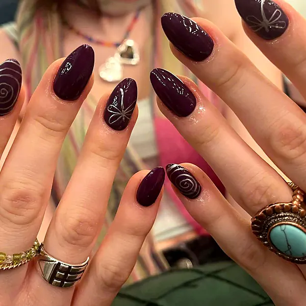 호이안 더 샌디 스파 & 네일 실제 시술: 플럼 컬러 골드 라인 네일아트